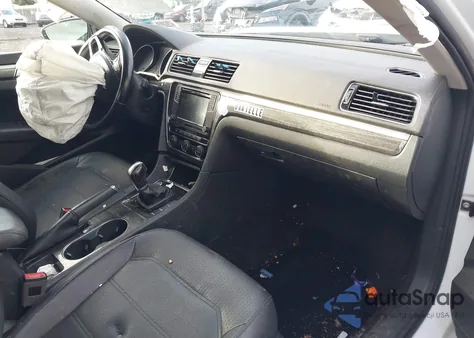 2018 Volkswagen Passat 2.0T Se z USA, uszkodzony, nr VIN 1VWBA7A33JC025947